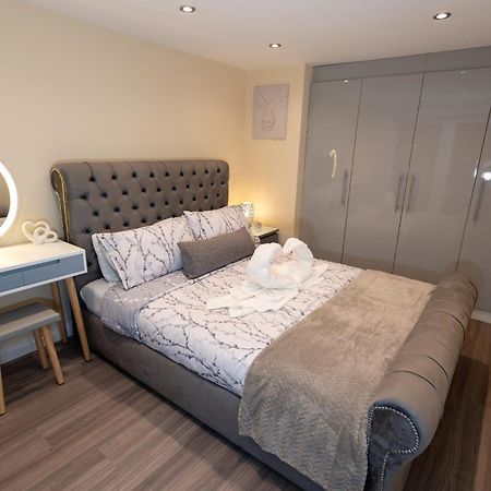Cosy 1 Bedroom Basement Apartment With Private Patio Area Londres Exterior foto