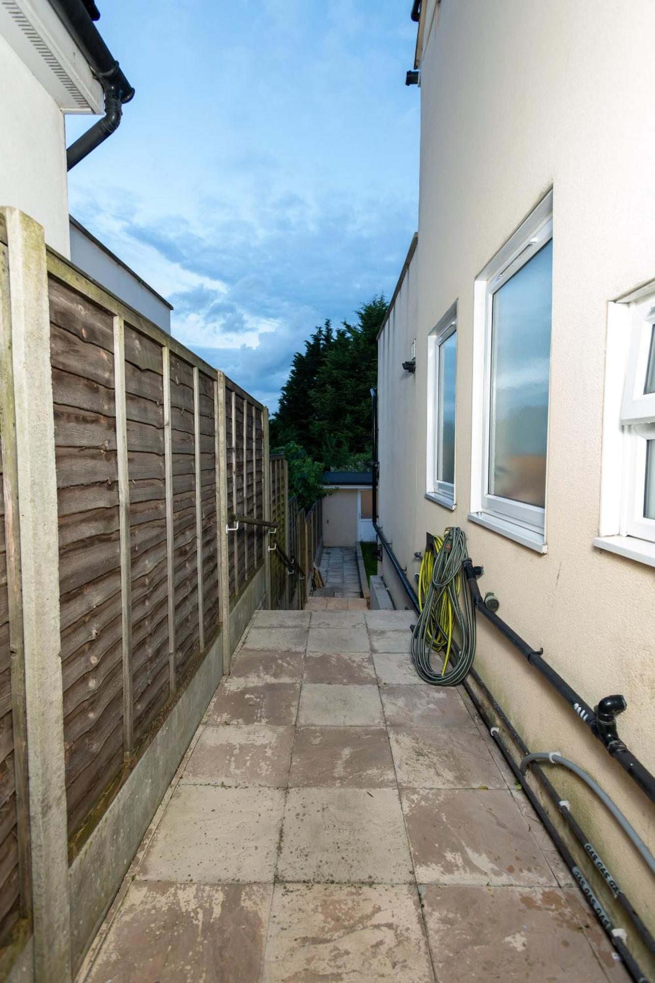 Cosy 1 Bedroom Basement Apartment With Private Patio Area Londres Exterior foto