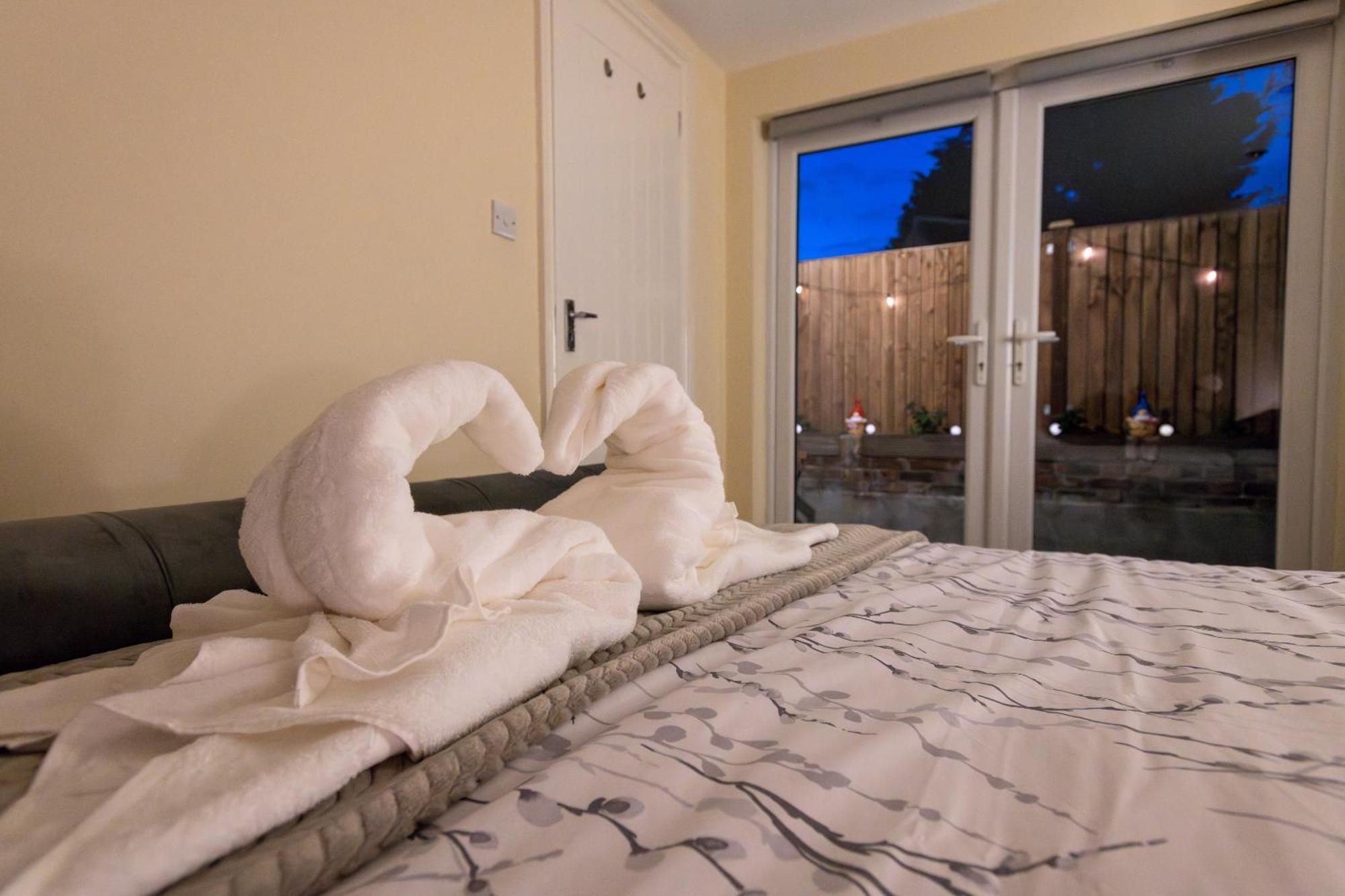 Cosy 1 Bedroom Basement Apartment With Private Patio Area Londres Exterior foto
